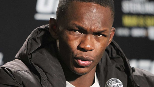 Le champion de l UFC Israel Adesanya déchire Dricus du Plessis et