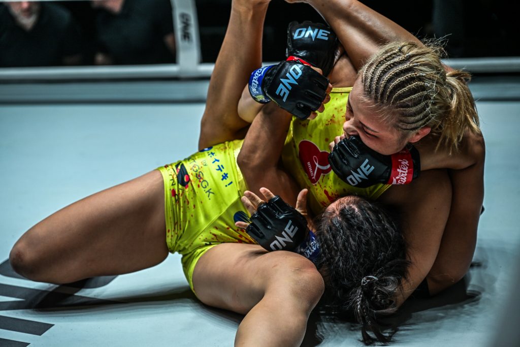 Ayaka Miura pousse un soupir de soulagement après ONE Fight Night 16