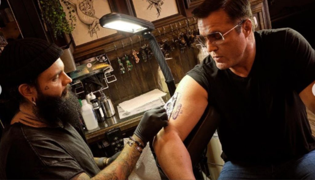 REGARDER Anderson Silva Regarde Chael Sonnen Se Faire Tatouer Un