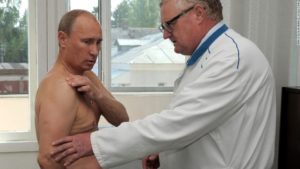 Le Premier ministre russe Vladimir Poutine (L) a reçu une consultation du traumatologue Viktor Petrachenkov lors de sa visite à l'hôpital régional de Smolensk le 25 août 2011. Poutine a déclaré qu'il s'était blessé à l'épaule lors de la pratique matinale du judo. AFP PHOTO / RIA-NOVOSTI / ALEKSEY DRUZHININ (Le crédit photo doit se lire ALEKSEY DRUZHININ / AFP / Getty Images)