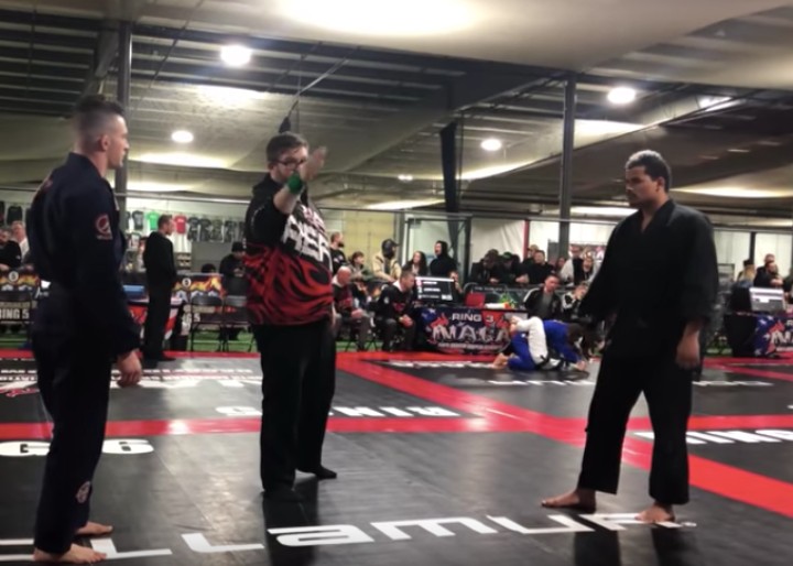 La ceinture noire japonaise du Ju Jitsu affronte la ceinture noire du BJJ en compétition