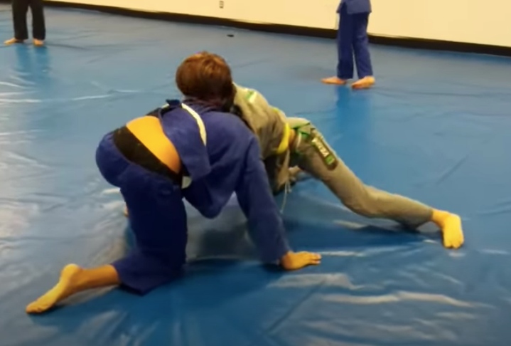 Enfant avec 4 ans de lutte Grapples Enfant avec 2 ans de Jiu-Jitsu