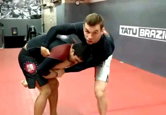Le champion de lutte enseigne un compteur à une jambe pour le no-gi BJJ