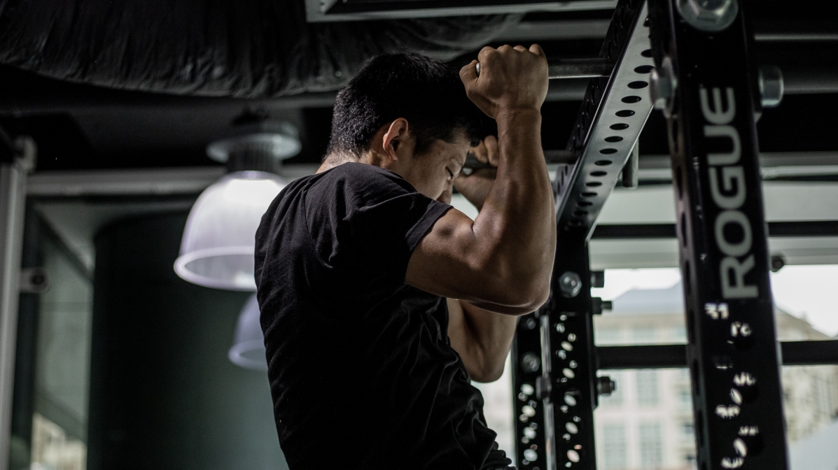 quelqu'un faisant un pull-up
