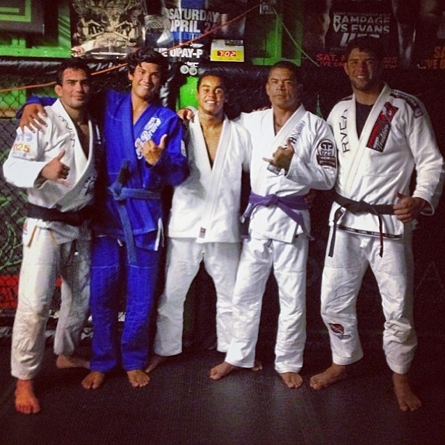 Kala Alexander avec une formation de ceinture violette avec Buchecha et Lucas Leite