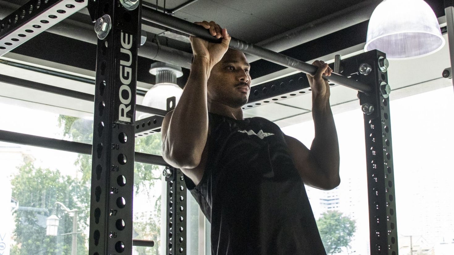 Amir Khan fait un pull-up au gymnase.