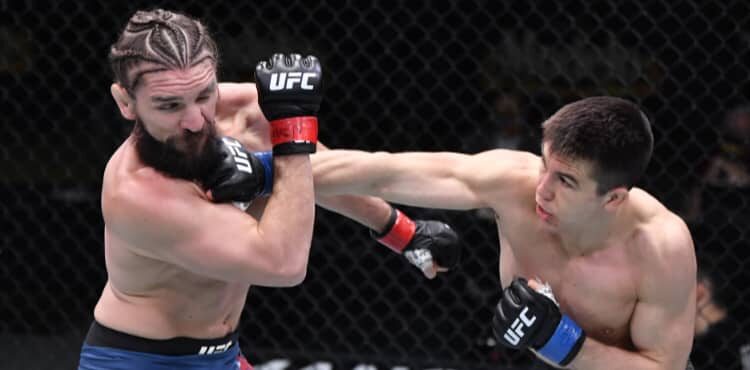 Alexander Hernandez frappe Chris Gruetzemacher à l'UFC Vegas 12