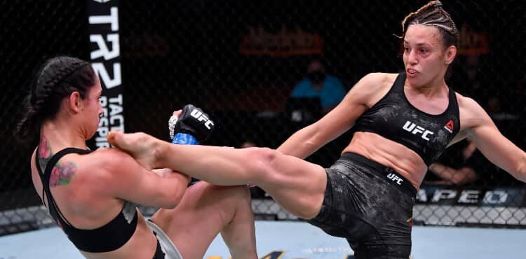 Antonina Shevchenko donne un coup de pied à Ariane Lapinski à l'UFC 255