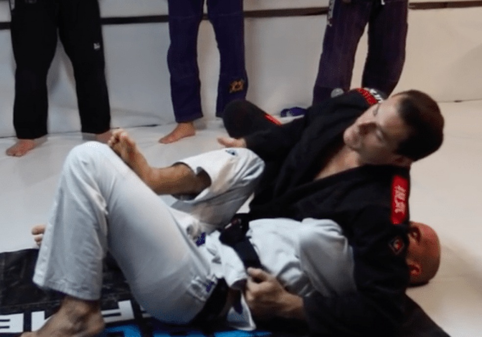 Système de contrôle latéral de Roger Gracie: amorcer la monture pour installer le Kimura