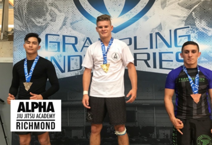 16 ans Gagne 8 matchs BJJ dans la division ADULTES - Barre de bras volant, barre de genou roulant, Omoplata inversée