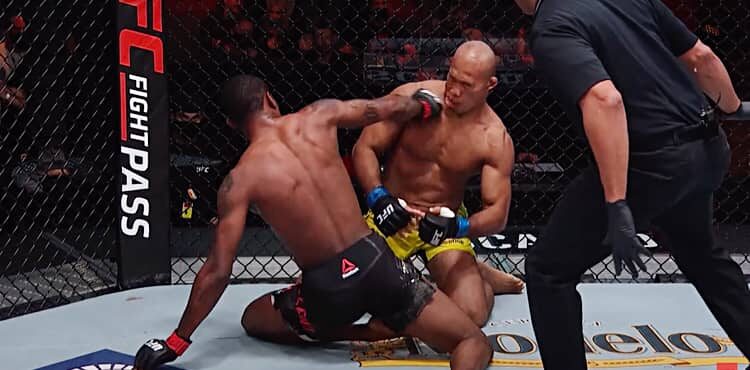 Kevin Holland KOs Jacare Souza à l'UFC 256