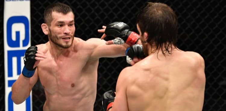 Makhmud Muradov frappe Andrew Sanchez à l'UFC 257