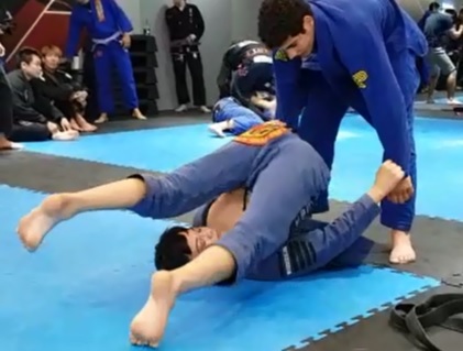Découvrez ce que fait Paulo Miyao pour réchauffer sa garde pour un match de BJJ