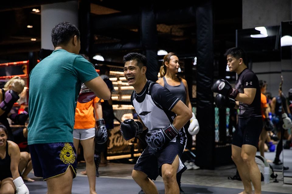 drôle de boxe en riant