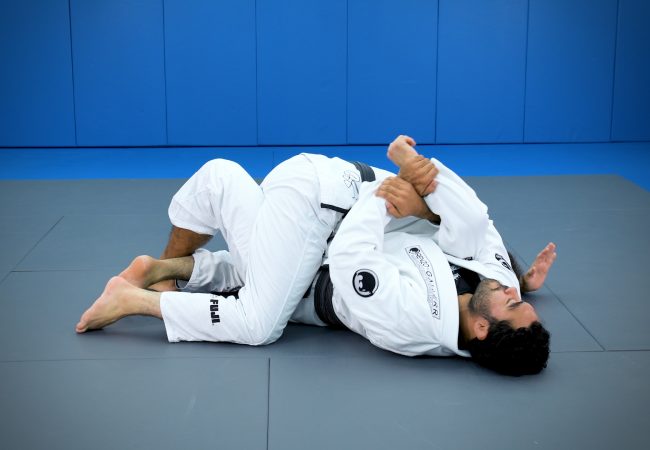 La star de l'UFC Rafael 'Sapo' Natal enseigne l'attaque du demi-garde