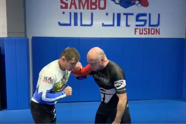 La fusion parfaite du Sambo-BJJ: des balayages de 4 pieds pour aucun Gi par Vlad Koulikov