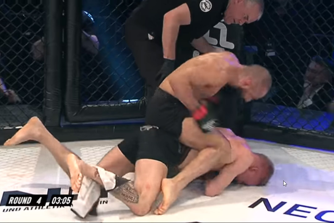 Ref ne parvient pas à voir la serviette jetée - Tout l'enfer se détache dans un combat de MMA