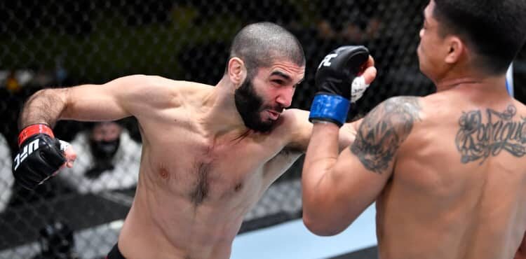 Aimann Zahabi fait craquer Drako Rodriguez à l'UFC Vegas 19