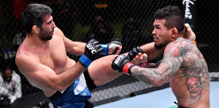 Beneil Dariush frappe Diego Ferreira à l'UFC Vegas 18