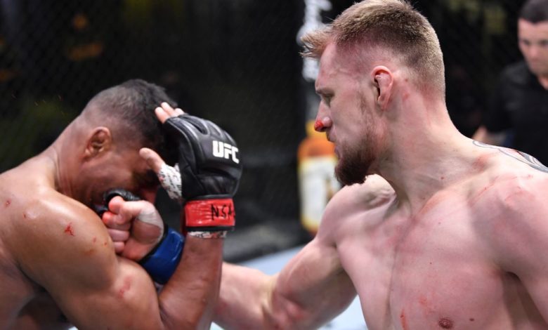 Alexander Volkov suggère qu'Alistair Overeem `` n'a peut-être pas pensé '' à ses coups