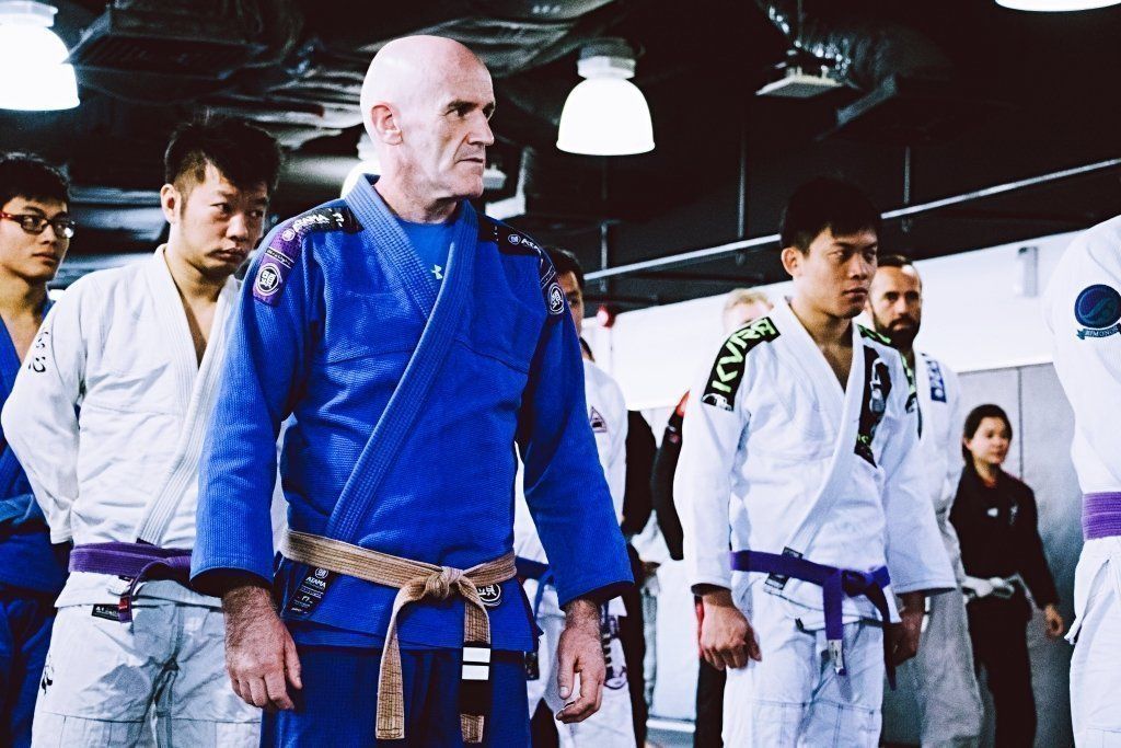 Étudiants de BJJ debout dans une ligne