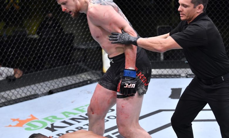 Résultats de l'UFC Vegas 18: le dominant Alexander Volkov arrête Alistair Overeem avec des grèves au deuxième tour