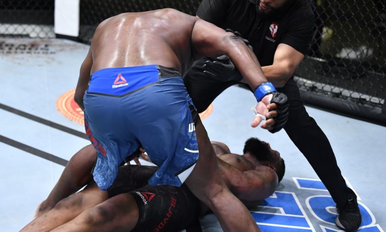 Vidéo: Derrick Lewis assomme violemment Curtis Blaydes lors du Main Event de l'UFC Vegas 19