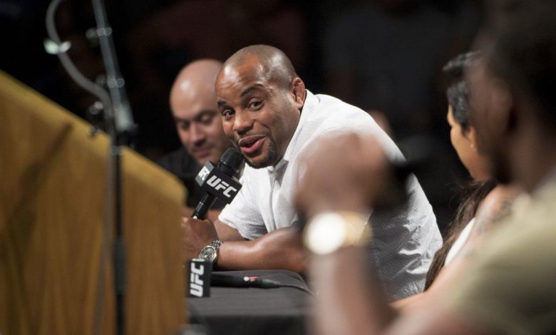 Daniel Cormier détruit le pouvoir de frappe de Jon Jones, Jones répond