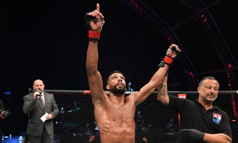 Edson Barboza contre Shane Burgos prêt pour l'UFC 262