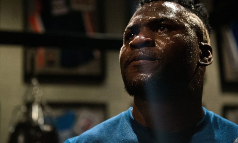 Francis Ngannou révèle quel champion de l'UFC le coince contre Stipe Miocic à l'UFC 260