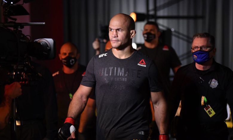 Junior dos Santos compare l'UFC à la `` dictature '' après sa sortie: `` Vous devez le suivre ''