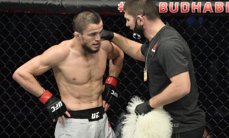 Khabib Nurmagomedov s'est concentré sur l'aide à ses coéquipiers `` maintenant que je ne vais plus m'entraîner ''