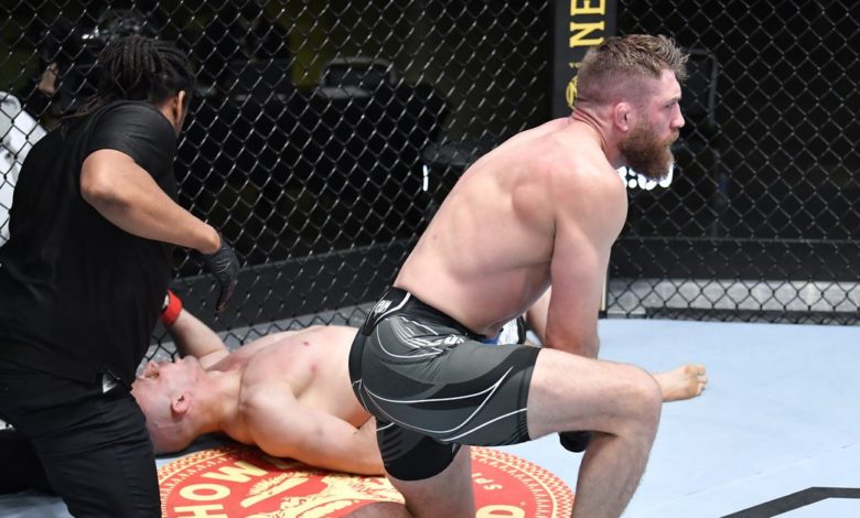 Résultats préliminaires de l'UFC Vegas 24: Romanov remporte la décision technique après une faute de fin de combat, GM3 obtient un autre sous