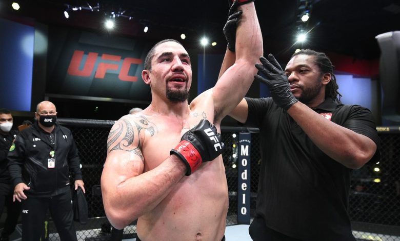 Robert Whittaker appelle au titre contre Israël Adesanya après sa victoire à l'UFC Vegas 24