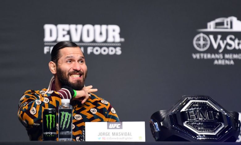 Torture et meurtre: le maillot #FreeAlexisVila UFC 261 de Masvidal expliqué