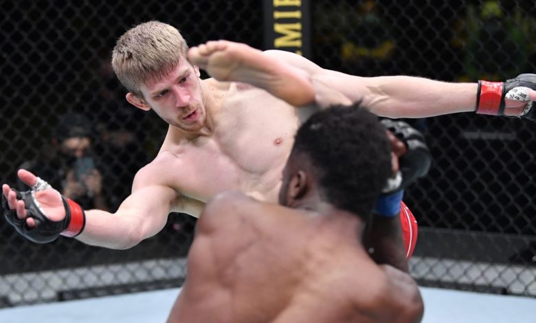 UFC Vegas 23: Les pros réagissent à la décision unanime d'Arnold Allen sur Sodiq Yusuff