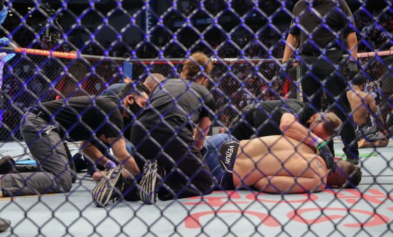Vidéo: Le chirurgien réagit à l'horrible jambe cassée de Chris Weidman à l'UFC 261