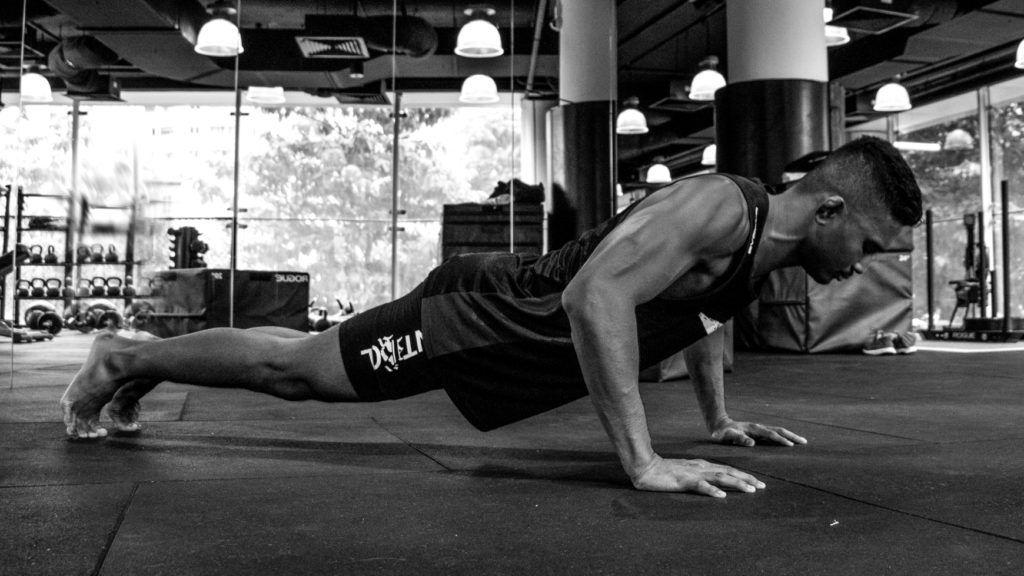 Amir Khan fait un push up dans la salle de gym