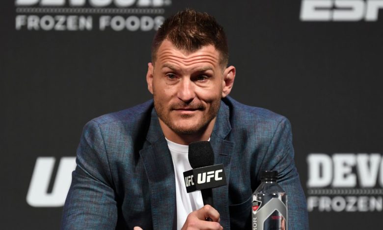 `` Je n'ai aucune idée de ce dont il parle '': Stipe Miocic rejette les commentaires `` punch ivre '' de Lewis