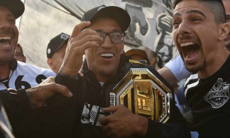 Vidéo: le nouveau champion Charles Oliveira reçoit l'accueil d'un héros à São Paulo