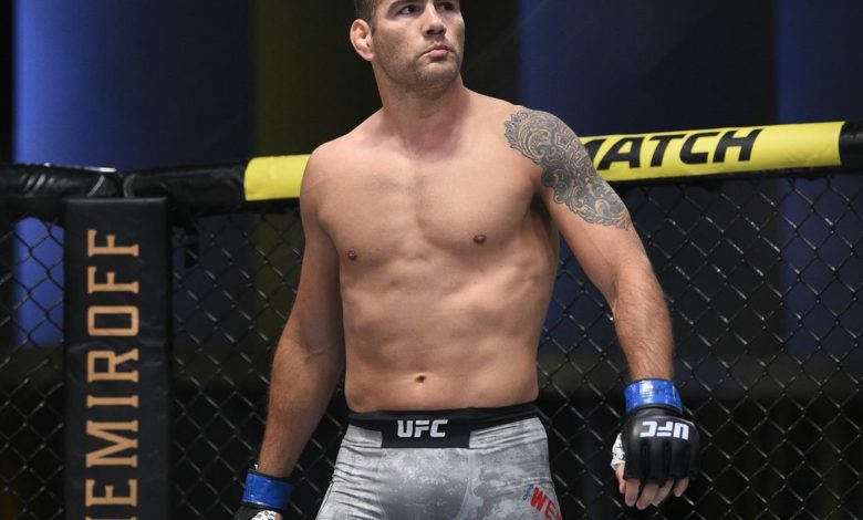 Chris Weidman partage une autre mise à jour de récupération: "J'étais en fait dans le gymnase" et j'ai un peu boxé