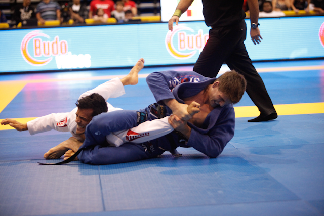 Rafael Mendes finaliza Cobrinha sans clé de bras