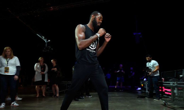 "J'aime être un grand garçon" - Jon Jones montre sa vitesse chez les poids lourds