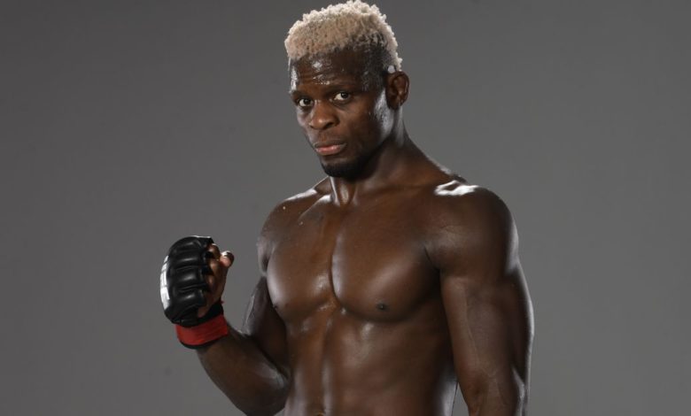`` Je sais qu'il regarde '' - Phil Hawes parle de s'être `` désabonné '' par l'ancien ami Israel Adesanya