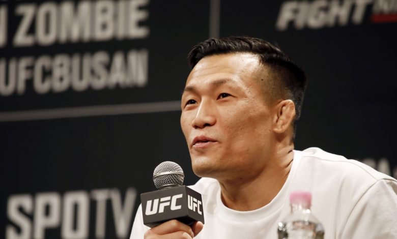 Le zombie coréen appelle Max Holloway et lui dit "qu'il n'a pas de puissance de frappe"