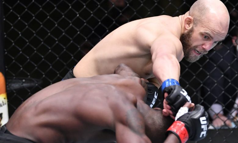 Un combattant de l'UFC pariant tout son sac à main sur le combat dit aux critiques "Je ne m'en fous pas!"