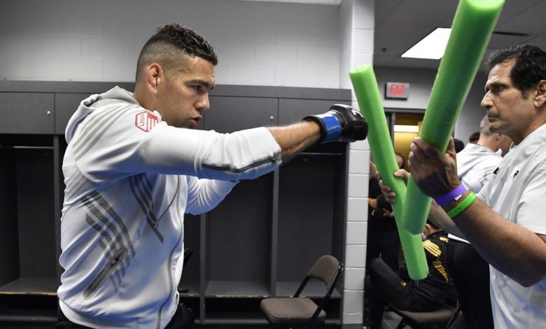 Vidéo: Chris Weidman de retour au gymnase à seulement sept semaines d'une rupture de jambe dévastatrice