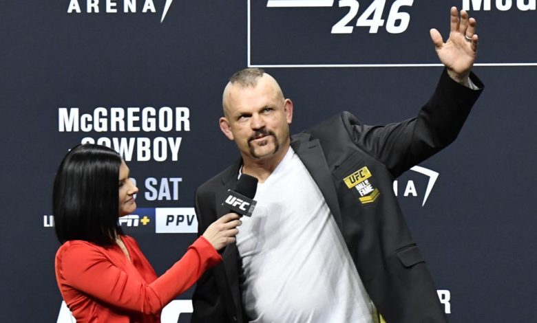 «Il va risquer de se blesser comme ça? - Chuck Liddell abat un match de boxe contre Jake Paul