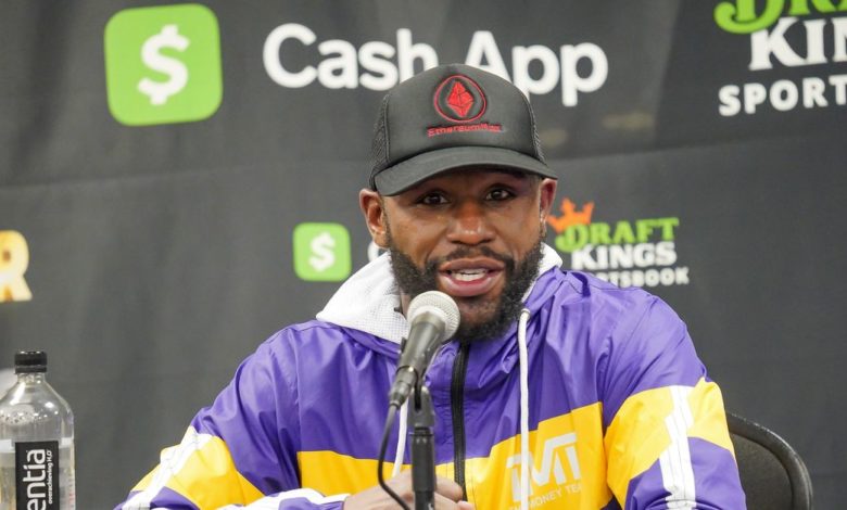 Floyd Mayweather se moque de la jambe cassée de Conor McGregor avec un jouet « stanky leg edition »