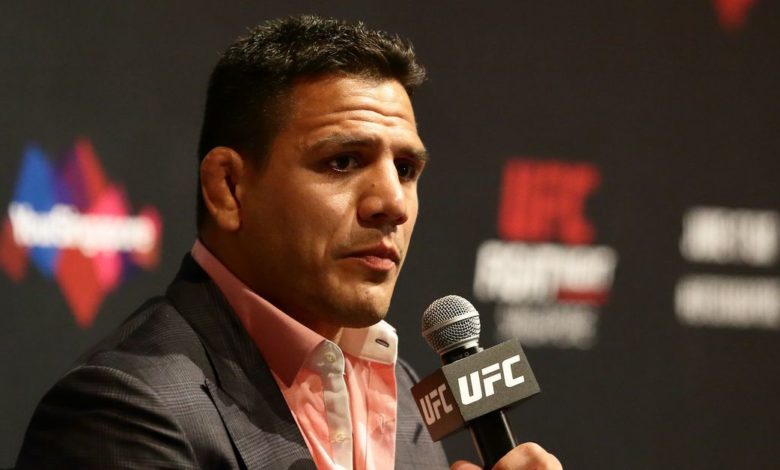 Rafael dos Anjos dénonce la performance du «petit garçon» de McGregor à l'UFC 264: «Je briserais ce gars»